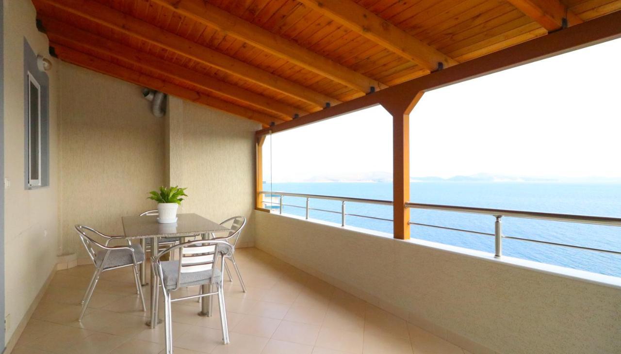 Apartments Vila Roboci Sarande Bagian luar foto