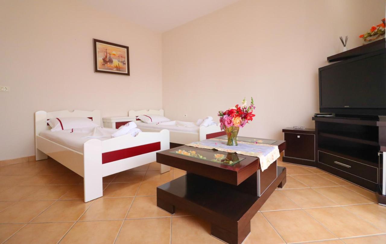 Apartments Vila Roboci Sarande Bagian luar foto