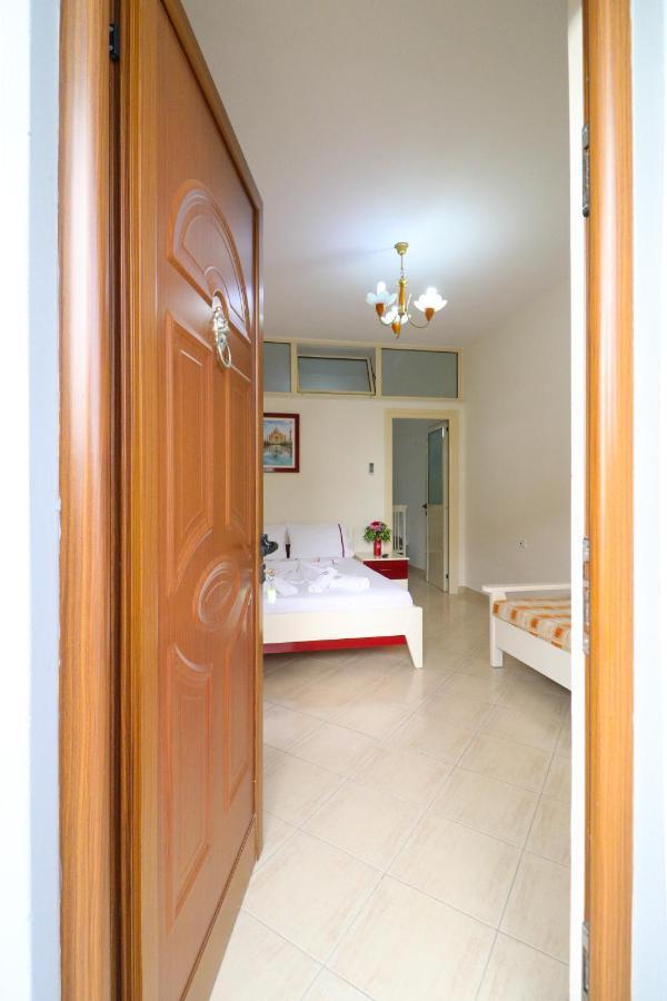Apartments Vila Roboci Sarande Bagian luar foto